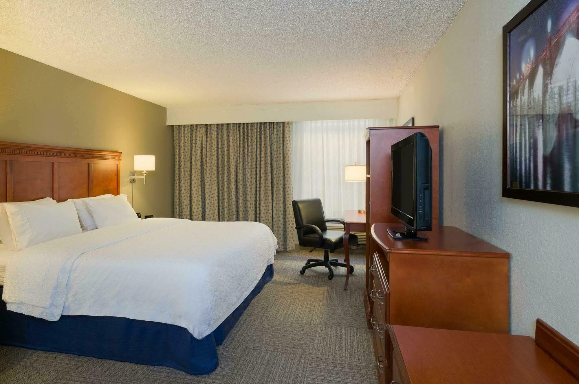 Hampton & Hotel